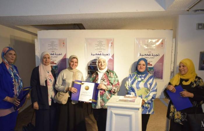 قصور
      الثقافة
      تفتتح
      معرض
      "تجربة
      شخصية"
      بالمنيا
      ضمن
      مشروع
      المعارض
      الطوافة..
      صور