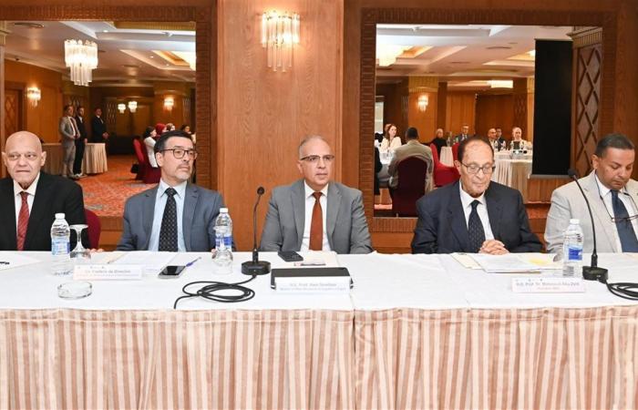 وزير
      الري:
      تعزيز
      التعاون
      بين
      دول
      حوض
      النيل
      يضمن
      تحقيق
      المنفعه
      المشتركة