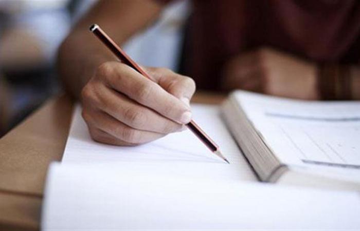 اليوم..
      طلاب
      الثانوية
      العامة
      يؤدون
      امتحانى
      اللغة
      الأجنبية
      والاقتصاد