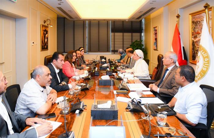 البيئة
      والتنمية
      المحلية
      تتابعان
      مراحل
      إنشاء
      مدينة
      المخلفات
      بالعاشر
      من
      رمضان