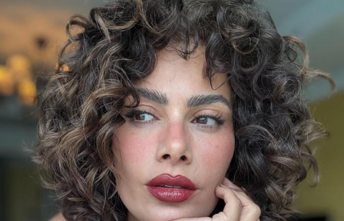صبا
      مبارك
      تغفو
      على
      حلم
      مهدد
      بالانهيار
      في
      مسلسل
      220
      يوم