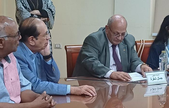 التماسك
      والالتفاف
      حول
      القيادة
      السياسية
      والوحدة
      الوطنية
      بمائدة
      مستديرة
      في
      "الأعلى
      للثقافة"