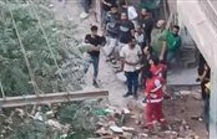 بعد
      مصرع
      وإصابة
      10..
      فريق
      من
      النيابة
      يعاين
      عقار
      الفنان
      نور
      الشريف
      المنهار
      بالسيدة
      زينب