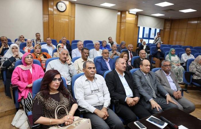 محافظ
      المنيا
      يعلن
      نتيجة
      الشهادة
      الإعدادية
      وسط
      أجواء
      من
      الفرحة..
      و
      يهنئ
      الأوائل
      هاتفيا