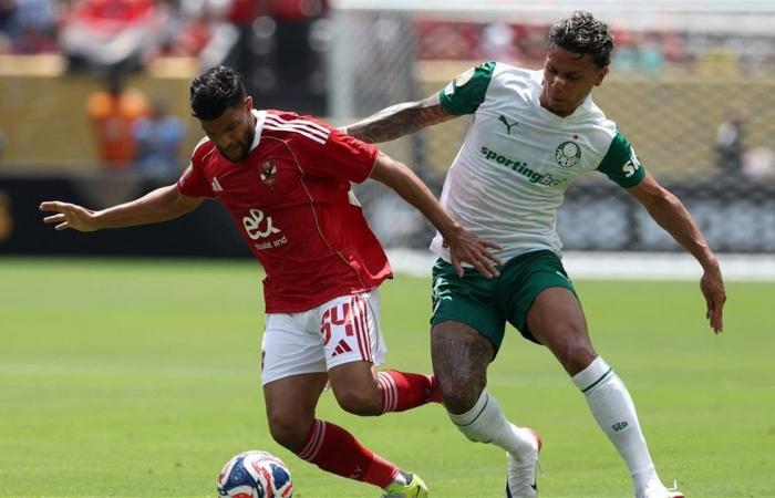 استئناف
      مباراة
      الأهلي
      وبالميراس
      في
      كأس
      العالم
      للأندية
      بعد
      انتهاء
      العاصفة
      الرعدية