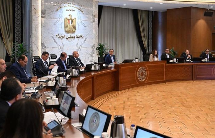 مدبولى:
الجهاز
المصرفى
يوفر
الاعتمادات
المالية
من
العملة
الأجنبية
لاستيراد
السلع
أو
مستلزمات
الإنتاج