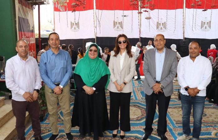 نائب
      محافظ
      الجيزة
      تشهد
      توزيع
      1000
      كرتونة
      مواد
      غذائية
      على
      الأسر
      الأولى
      بالرعاية
      بإمبابة
      والمنيرة
      الغربية