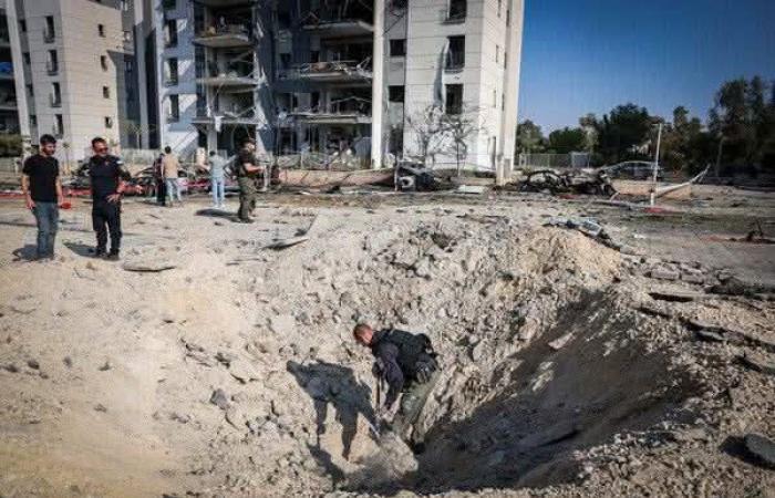 بصاروخ
      إيراني
      يحمل
      300
      كيلوجرام
      متفجرات..
      دمار
      واسع
      في
      بئر
      السبع