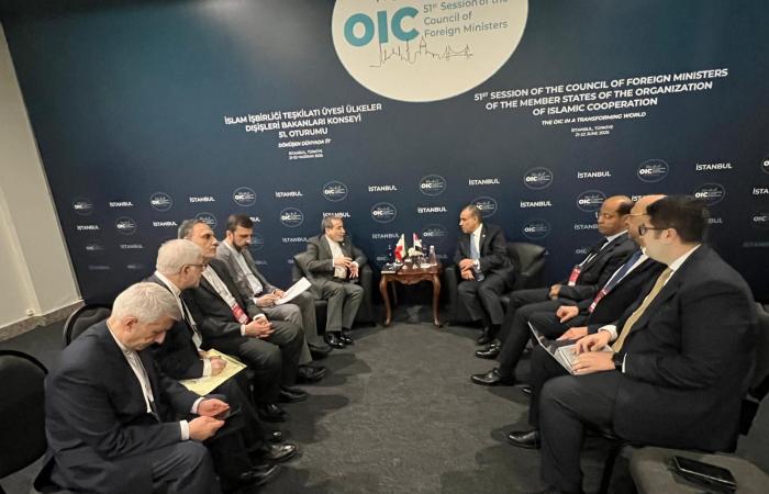وزير
      الخارجية
      يلتقي
      بنظيره
      الإيراني
      في
      إسطنبول..
      ماذا
      دار
      بينهما؟