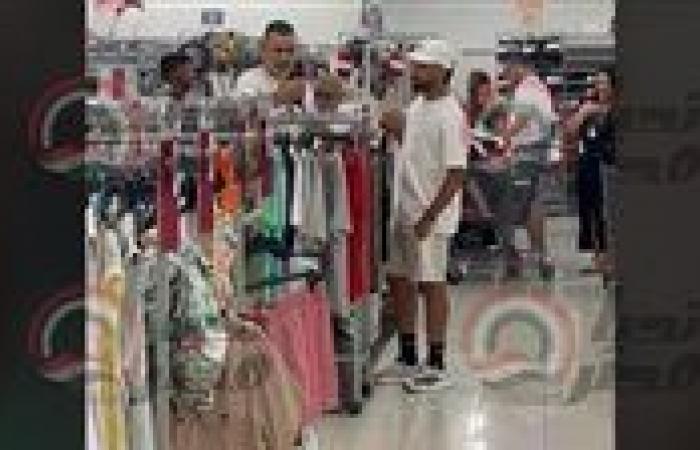 كاميرا
      تحيا
      مصر:
      ظهور
      مروان
      عطية
      في
      أحد
      مولات
      أمريكا
      برفقة
      عصام
      الحضري
      بعد
      الخسارة
      من
      بالميراس