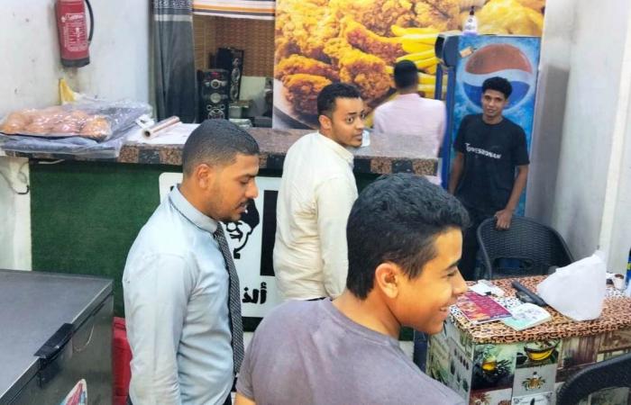 محافظ
      أسوان
      يشدد
      على
      تكثيف
      حملات
      التفتيش
      للتأكد
      من
      توافر
      وجودة
      السلع
      بالأسواق