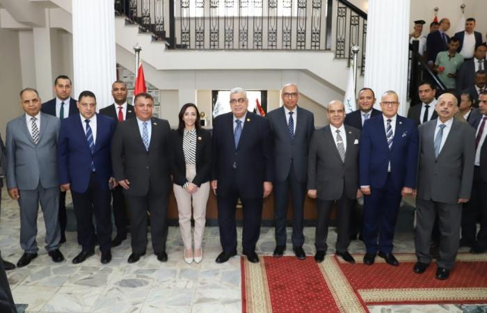 مجلس
      الدولة
      يفتتح
      مكتب
      توثيق
      وشهر
      عقاري
      جديد
      بالبحيرة
