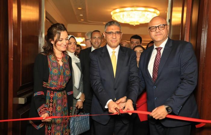 محافظ
      الجيزة
      يفتتح
      معرض
      التراث
      والحرف
      اليدوية
      بمشاركة
      60
      عارضًا