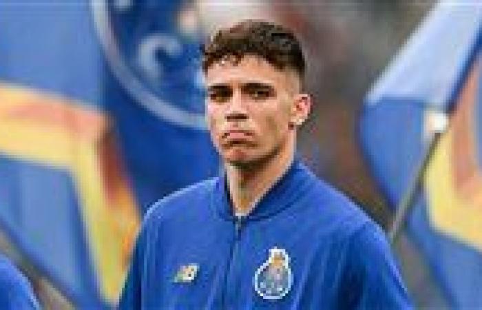 جابري
      فيجا
      لاعب
      بورتو:
      اعرف
      زيزو
      وتريزيجيه
      وإمام
      عاشور..
      والأهلي
      منافس
      صعب
      وهدفنا
      الفوز