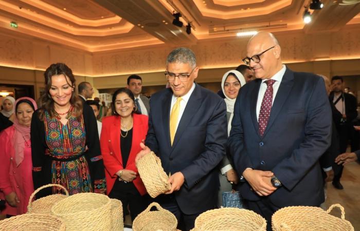 محافظ
      الجيزة
      يفتتح
      معرض
      التراث
      والحرف
      اليدوية
      بمشاركة
      60
      عارضًا