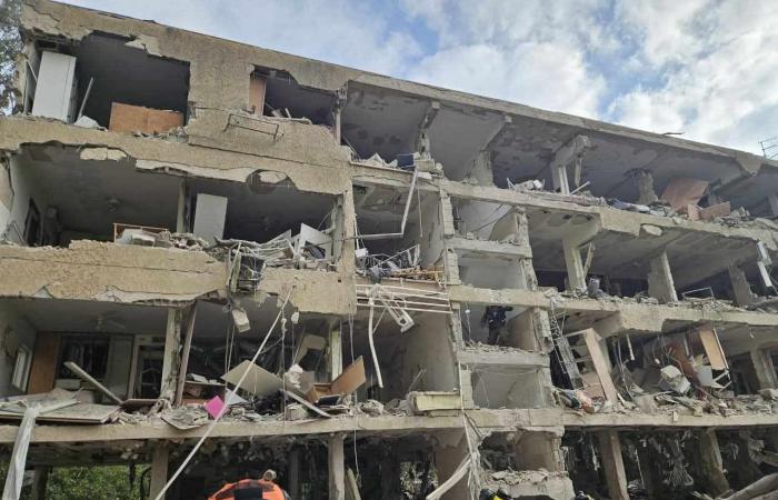 صور
      |
      صواريخ
      إيرانية
      تضرب
      تل
      أبيب
      وحيفا
      ونتانيا:
      دمار
      واسع
      في
      مواقع
      استراتيجية