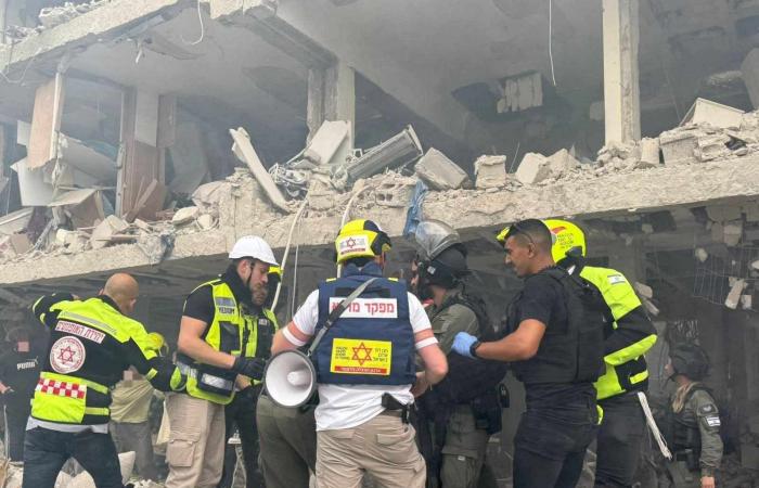 صور
      |
      صواريخ
      إيرانية
      تضرب
      تل
      أبيب
      وحيفا
      ونتانيا:
      دمار
      واسع
      في
      مواقع
      استراتيجية