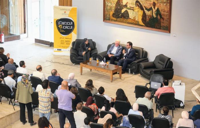 وزير
      الثقافة
      يفتتح
      أولى
      جلسات
      معرض
      الفنون
      الـ45
      بحوار
      "الفن
      التشكيلي
      في
      عيون
      السينما"