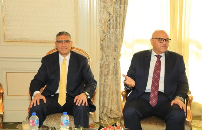 محافظ
      الجيزة
      يفتتح
      معرض
      التراث
      والحرف
      اليدوية
      بمشاركة
      60
      عارضًا