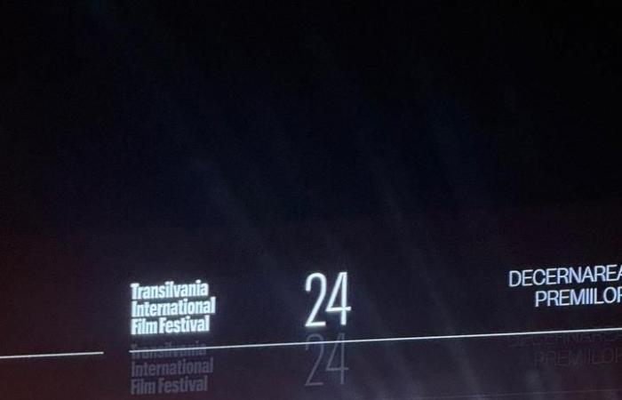 جائزة
      أفضل
      مخرج
      لـ
      فيلم
      سوفتكس
      بمهرجان
      ترانسيلفانيا
      السينمائي
      الدولي