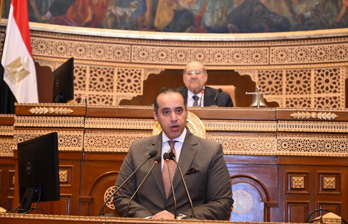 الوزير
      محمود
      فوزى:
      «من
      الإنصاف
      القول
      إن
      مجلس
      الشيوخ
      جاء
      بالنجاحات
      التي
      أسهمت
      بشكل
      فعال
      في
      دعم
      المسار
      التشريعي
      بمصر
      »