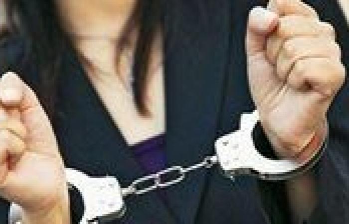 ضبط
      سيدة
      بالغربية
      استولت
      على
      3
      ملايين
      جنيه
      من
      المواطنين
      بادعاء
      إجراء
      جراحة
      لابنتها