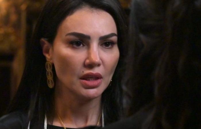 دينا
      فؤاد:
      نجمي
      خفيف
      وبتحسد
      بسرعة
      ومش
      فاكرة
      من
      أمي
      حاجة