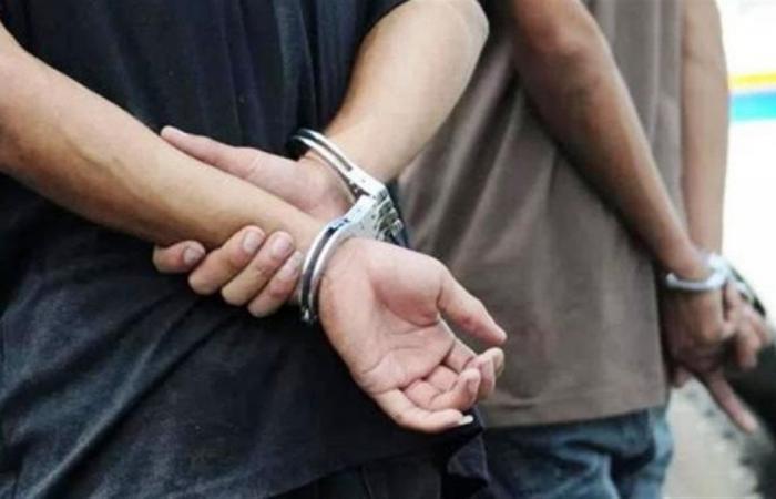حبس
      المتهمين
      بقتل
      نجل
      عمهم
      في
      البدرشين