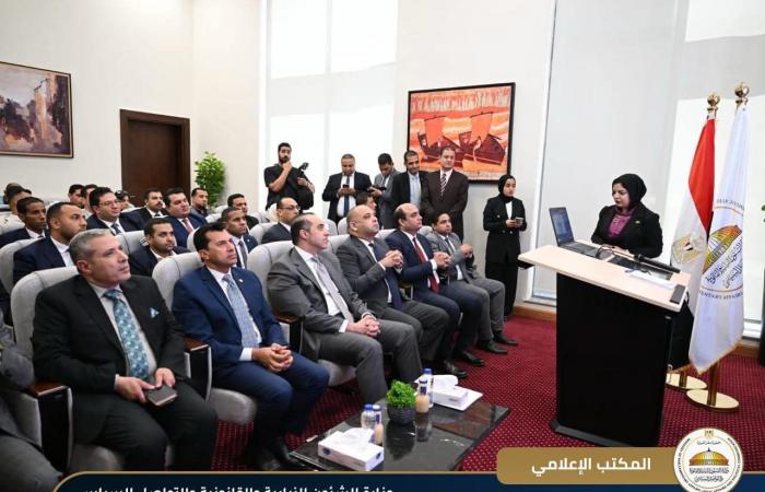 المستشار
      محمود
      فوزي
      خلال
      لقاء
      وزير
      الشباب
      وأعضاء
      كيانات
      شبابية:
      الدولة
      المصرية
      بقيادة
      الرئيس
      تولي
      اهتمامًا
      بالغًا
      بملف
      تمكين
      الشباب
      وتنمية
      مهاراتهم