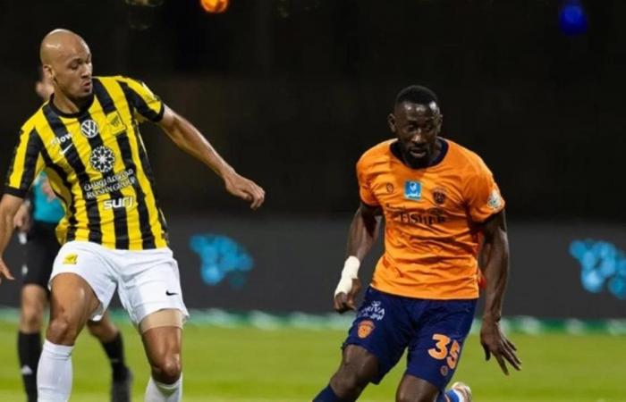 اتحاد
      جدة
      يسقط
      في
      فخ
      التعادل
      الإيجابي
      مع
      الفيحاء
      في
      الدوري
      السعودي