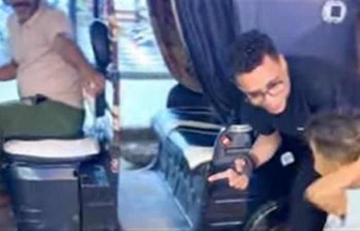 مشهد
      إنساني..
      سائق
      توك
      توك
      يدعم
      طفل
      مريض
      يحاول
      المشي:"
      هتسبقني
      ولا
      اسبقك"
      (فيديو)