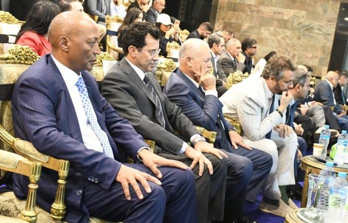 وزير
      الشباب
      والرياضة
      يهنئ
      نادي
      بيراميدز
      بتتويجه
      ببطولة
      كأس
      السوبر
      الإفريقي