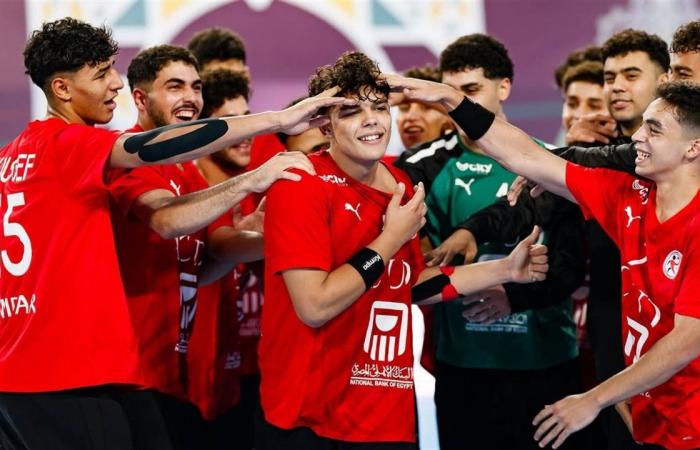 وزير
      الرياضة
      يهنئ
      منتخب
      اليد
      بالفوز
      على
      البرازيل
      فى
      مونديال
      الناشئين
      بالمغرب