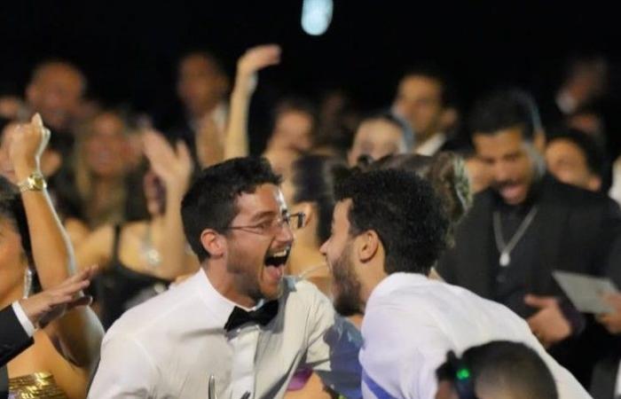 احتفال
      أحمد
      مالك
      وشقيقه
      حسن
      في
      ختام
      مهرجان
      الجونة
      يخطف
      الأنظار..
      صور