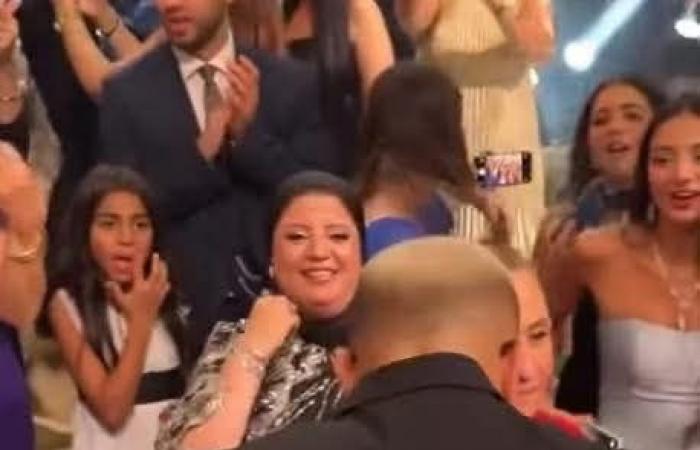 من
      صفعة
      على
      الوجه
      لتقبيل
      يد
      مسنة..
      هل
      بدأ
      عمرو
      دياب
      يراجع
      طريقة
      تفاعله
      مع
      الجمهور؟