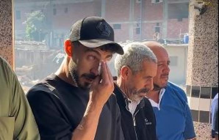 انهيار
      محمد
      ربيعة
      مدافع
      زد
      ومنتخب
      مصر
      في
      عزاء
      والده
      (صور)