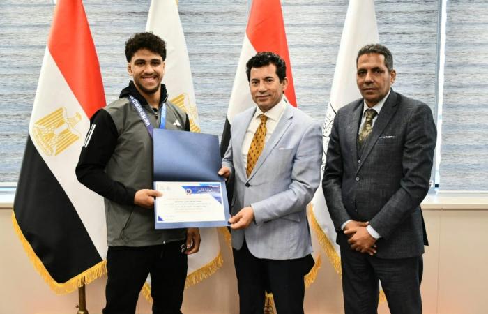 وزير
      الشباب
      والرياضة
      يكرم
      أبطال
      المصارعة
      بعد
      إنجازهم
      العالمي