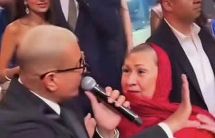 من
      صفعة
      على
      الوجه
      لتقبيل
      يد
      مسنة..
      هل
      بدأ
      عمرو
      دياب
      يراجع
      طريقة
      تفاعله
      مع
      الجمهور؟
