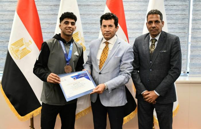 وزير
      الشباب
      والرياضة
      يكرم
      أبطال
      المصارعة
      بعد
      إنجازهم
      العالمي