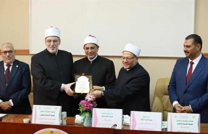 رئيس
      جامعة
      الأزهر
      يشارك
      في
      افتتاح
      مؤتمر
      "التقنيات
      الحديثة"
      بكلية
      الشريعة
      والقانون