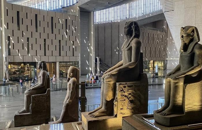 خبير
      أثرى
      يكشف
      تسلسل
      نقل
      القطع
      الأثرية
      إلى
      المتحف
      المصرى
      الكبير