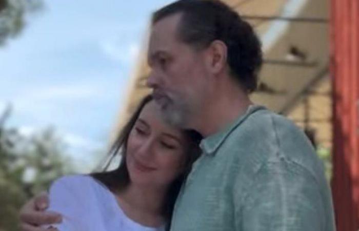 غادرت العناية المركزة.. محمد محمود عبد العزيز يكشف تطورات حالة زوجته بعد تعرضها لنزيف داخلي