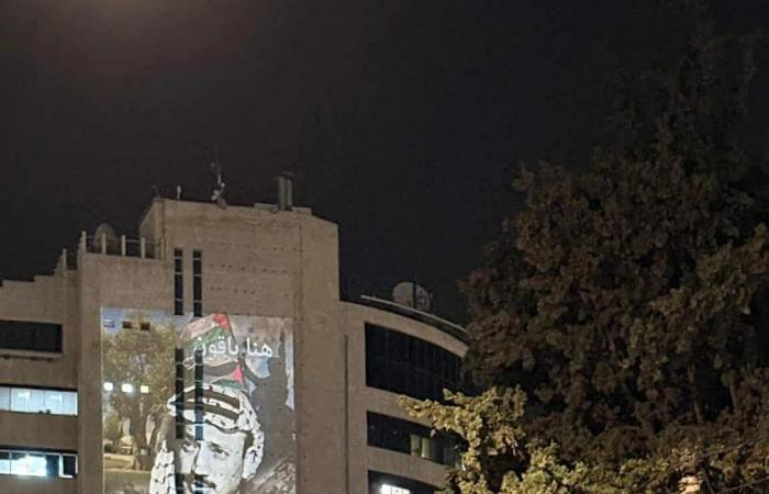 بإضاءة مبناها.. هيئة الإذاعة والتليفزيون الفلسطينية تحتفل بالذكرى الـ21 لاستشهاد ياسر عرفات