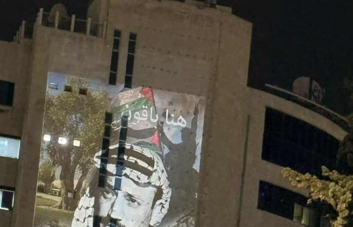 بإضاءة مبناها.. هيئة الإذاعة والتليفزيون الفلسطينية تحتفل بالذكرى الـ21 لاستشهاد ياسر عرفات