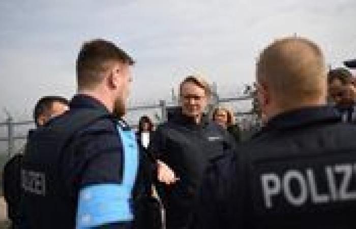 3 شباب مصريين تجمدوا على الحدود البلغارية.. "فرونتكس" يحمّل السلطات المسؤولية