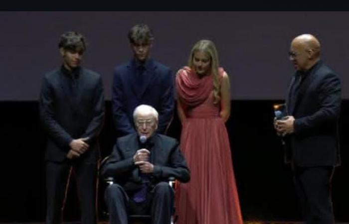 ظهر على كرسي متحرك.. تكريم مايكل كين في مهرجان البحر الأحمر السينمائي بحضور أحفاده