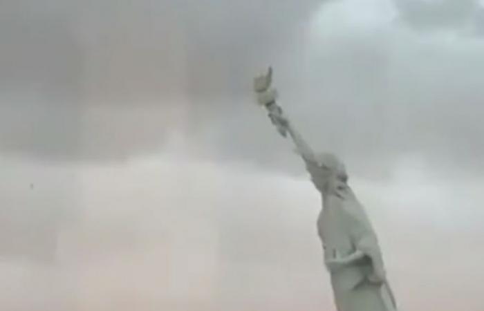 عواصف مرعبة تتسبب في سقوط تمثال الحرية.. ما القصة؟