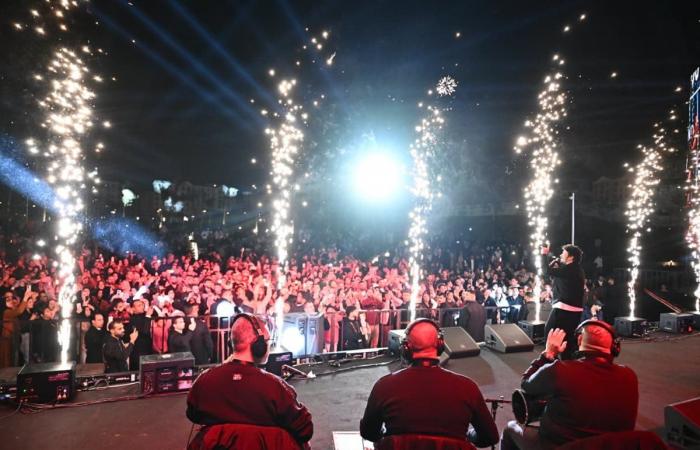 بالصور..
      مصطفى
      حجاج
      يواصل
      تألقه
      في
      ويشعل
      حفله
      الثاني
      بال
      "كريسماس"
      فى
      العاصمة
      الجديدة