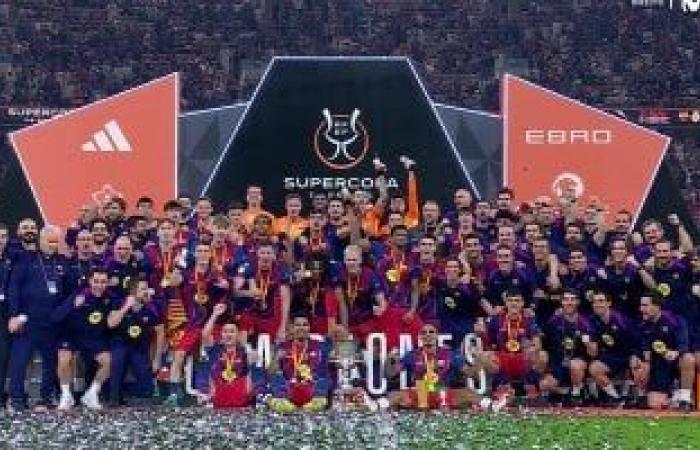 لابورتا شارك في الاحتفال.. مراسم تتويج برشلونة بكأس السوبر الإسباني (فيديو)