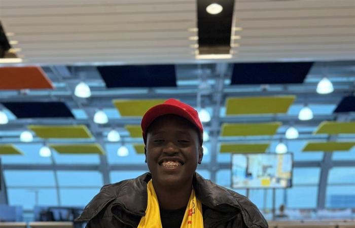 مشجع السنغال الشهير يصل طنجة لمساعدة منتخب بلاده أمام الفراعنة